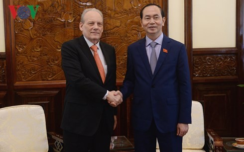 越南国家主席陈大光会见乌拉圭驻越大使桑塔纳