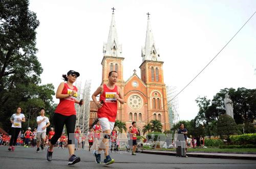 8000多名选手参加2018年胡志明市马拉松比赛
