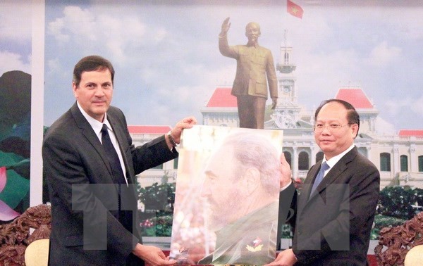 加强越南胡志明市与古巴和日本爱媛县的合作