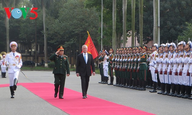 越南国防部长吴春历和美国国防部长马蒂斯举行会谈
