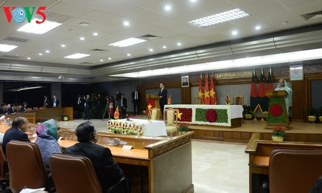 越南国家主席陈大光与孟加拉国总理哈西娜共同主持记者会