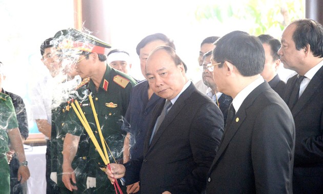 越南政府总理阮春福和前总理阮晋勇前往吊唁已故前总理潘文凯