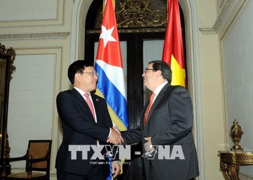 越南政府副总理兼外交部长范平明与古巴外交部长罗德里格斯举行会谈