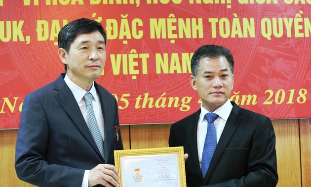向韩国驻越大使李赫授予“各民族和平友好”纪念章