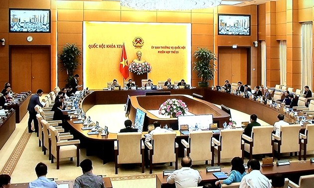 越南国会常委会向政府关于厉行节约和反浪费的报告提供意见