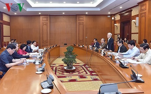 越共中央政治局向提交十二届七中全会审议的提案提供意见