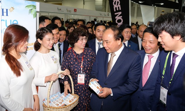 阮春福参观新加坡2018年亚洲国际食品与酒店展上的越南展馆