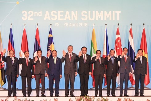 阮春福对新加坡的正式访问和出席第32届东盟峰会行程在多个方面取得成功