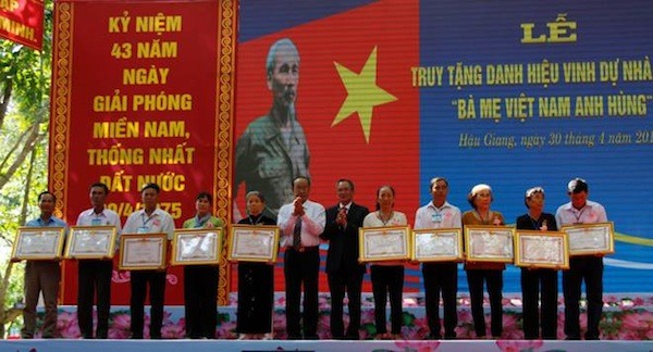 后江省向20位母亲追授“越南英雄母亲”称号