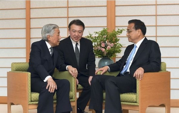 中国国务院总理李克强会见日本天皇明仁