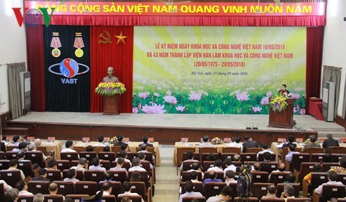 阮氏金银出席越南科技院成立43周年纪念大会