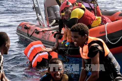 西班牙解救数百名地中海难民