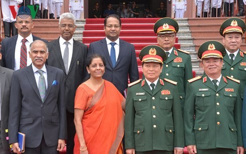 吴春历与印度国防部高级代表团举行会谈