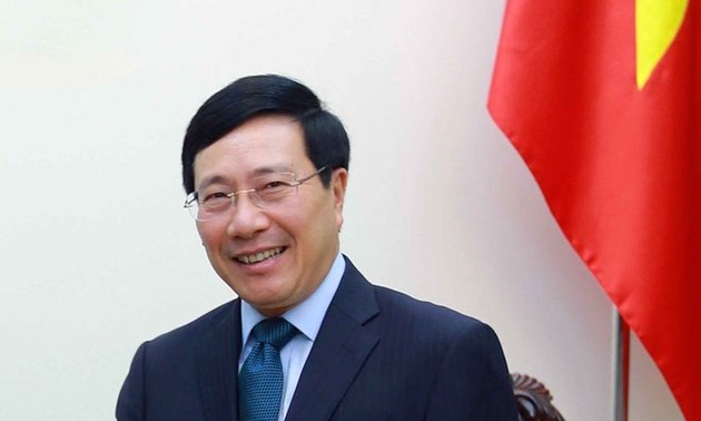 越南政府副总理范平明探望越南驻希腊大使馆