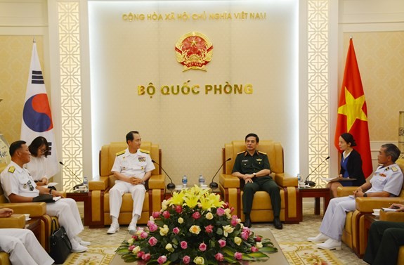 越南人民军总参谋长、国防部副部长潘文江会见韩国海军司令严贤圣