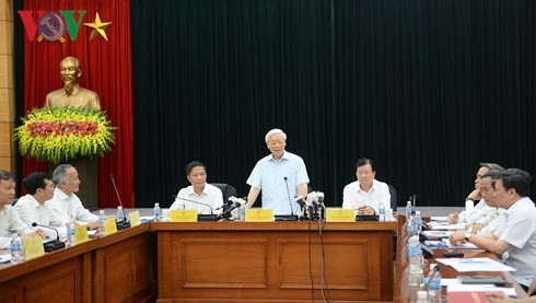 越共中央总书记阮富仲与工贸部党组干事委员会举行工作会议