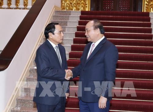 阮春福会见老挝政府副总理兼国家监察总署署长本通