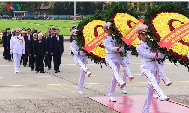 适值9.2国庆越南党和国家领导人入陵瞻仰胡志明主席遗容