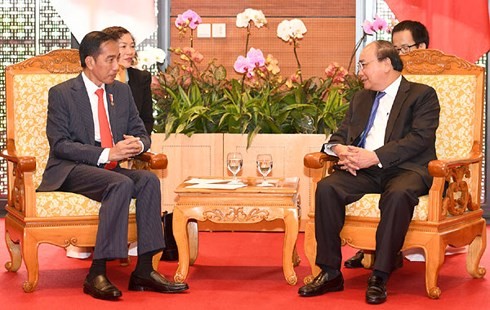 越南政府总理阮春福会见印度尼西亚总统佐科