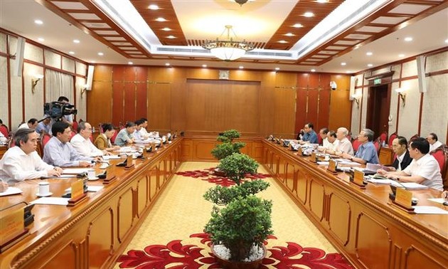 越共中央政治局向提交十二届八中全会审议的提案提供意见
