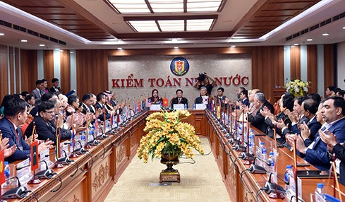 出席亚审组织第14届大会的各国代表团团长参观越南国家审计署