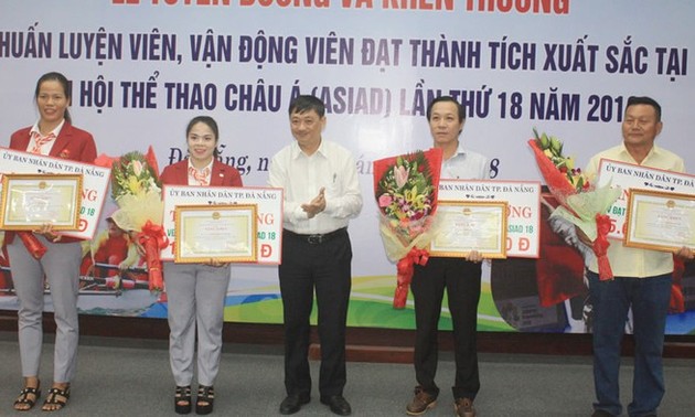 岘港对参加2018雅加达亚运会的教练员和运动员进行表彰
