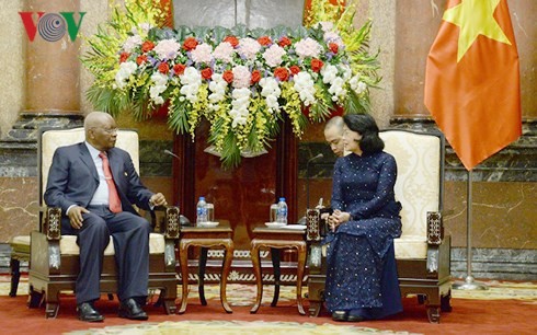 越南国家代主席邓氏玉盛会见莫桑比克前总统格布扎