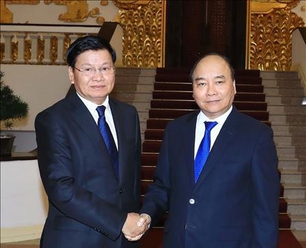 越南政府总理阮春福会见老挝政府总理通伦