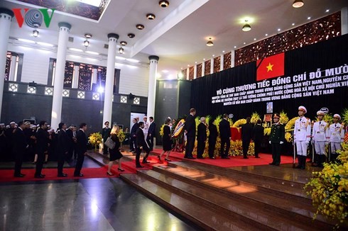 世界各国和政党领导人就原越共中央总书记杜梅逝世致唁电和派团吊唁