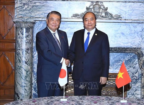 越南政府总理阮春福分别会见日本参众两院议长