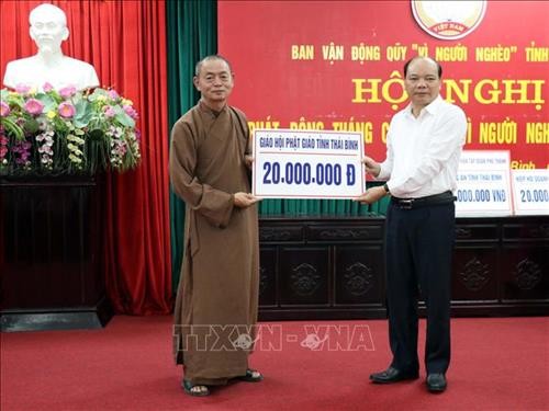 越南各地举行活动响应10·17贫困者日