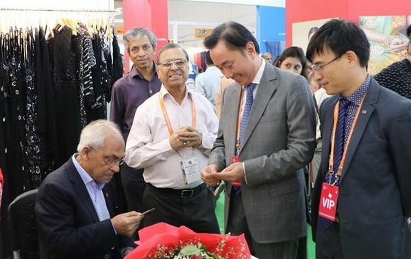 越南企业参加第六次印度国际丝绸博览会