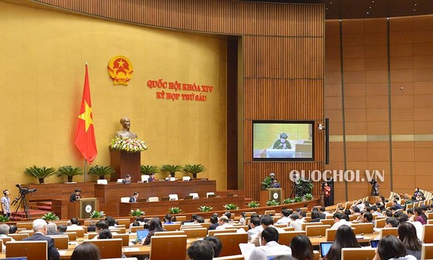 越南国会听取《酒类危害预防控制法（草案）》呈文和审查报告