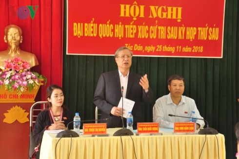 越共中央书记处常务书记陈国旺与安沛省选民进行接触