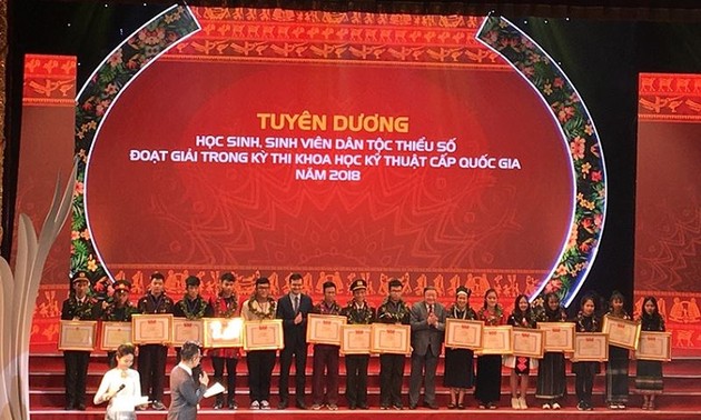 越南少数民族优秀学生表彰会举行