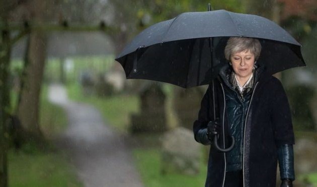 英脱欧：英国首相警告英国陷入危机
