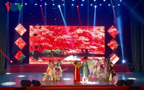 岘港市外国艺术节颁奖仪式举行