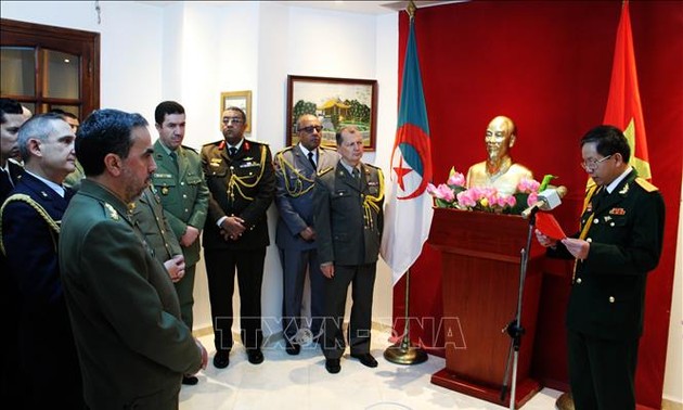 巩固越南和阿尔及利亚军队友好合作关系