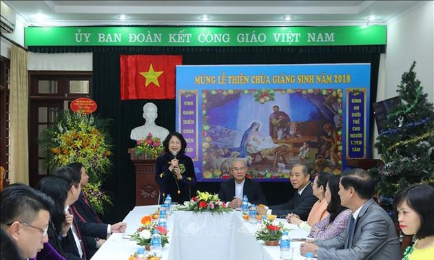 越南国家副主席邓氏玉盛看望越南天主教团结委员会