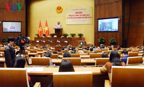 越南国会办公厅继续革新与改进