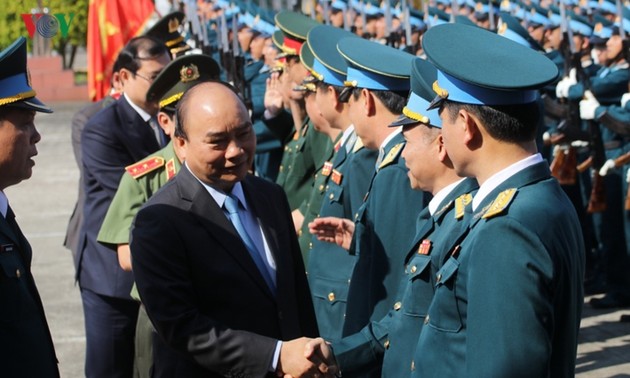 越南政府总理阮春福视察空军372师备战工作