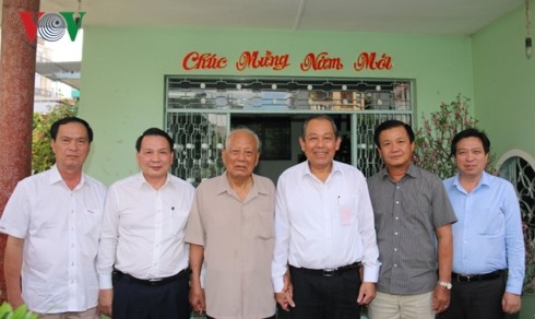 张和平看望前越南党、国家领导人及芹苴市政策优抚家庭