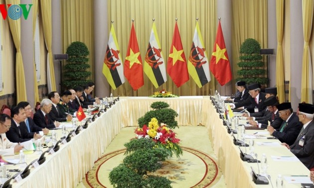 越共中央总书记、国家主席阮富仲与文莱达鲁萨兰国苏丹哈桑纳尔举行会谈