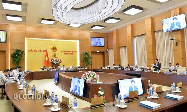 越南国会常委会继续向各部法律草案提供意见