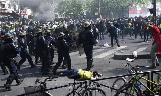 法国“黄衫军”示威活动变成骚乱 100多人被逮捕