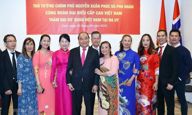 越南政府总理阮春福看望越南驻挪威大使馆