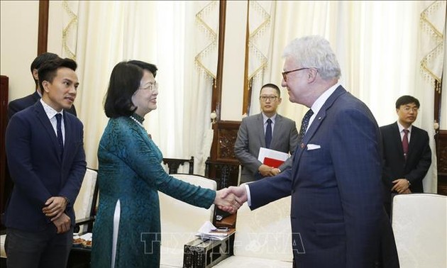 越南国家副主席邓氏玉盛会见澳大利亚昆士兰州总督德泽西
