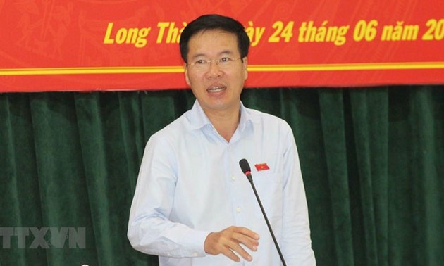 越南国会代表团接触各地选民
