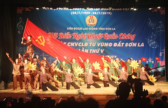 山萝省举行群众艺术晚会  纪念越南工会组织成立90周年