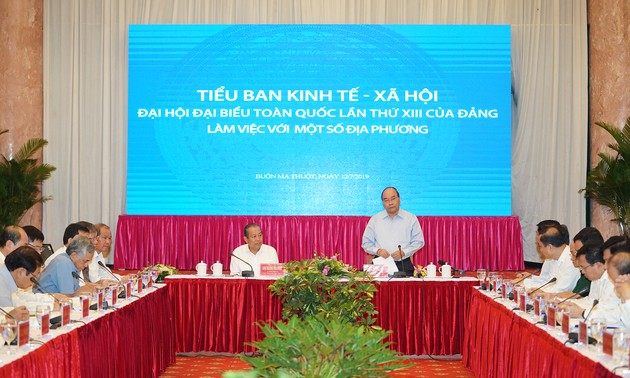 越共13大经济社会小组与一些地方领导人举行工作会议